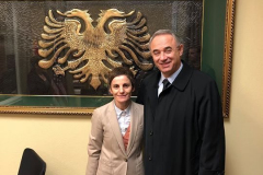 ME-GAZETARJA-ALIDA-TOTA-NE-AMBIENTET-E-ALBTVUSA-S